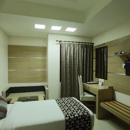 Hotel Sj International Γουβαχάτι Εξωτερικό φωτογραφία