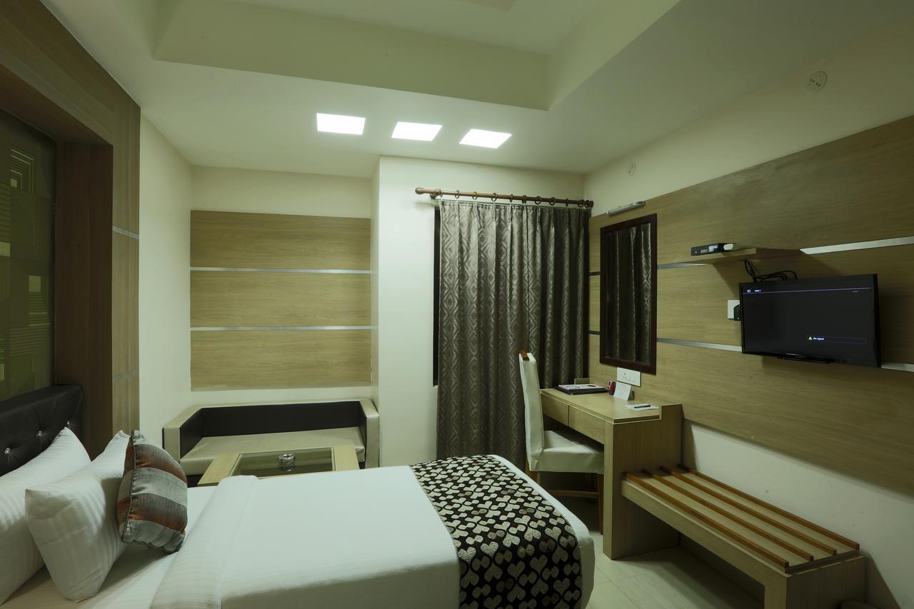 Hotel Sj International Γουβαχάτι Εξωτερικό φωτογραφία