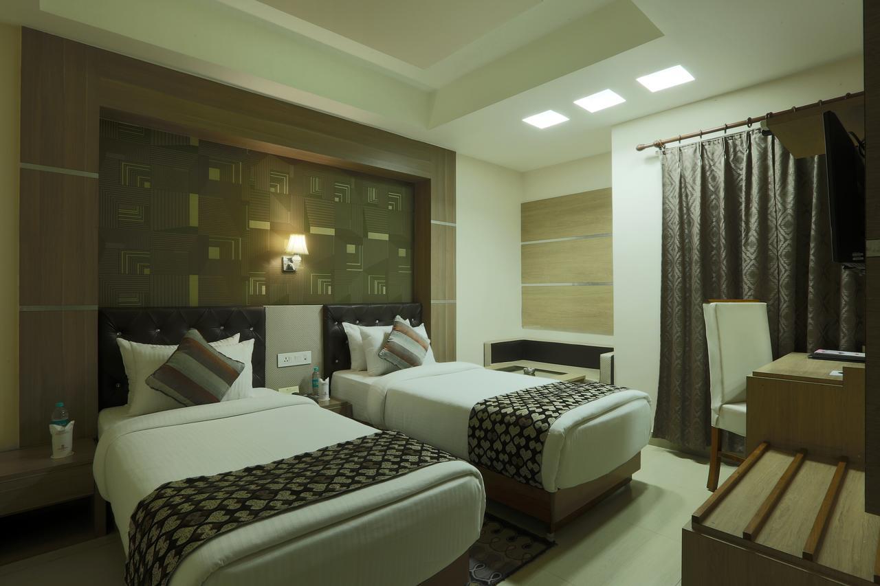 Hotel Sj International Γουβαχάτι Εξωτερικό φωτογραφία
